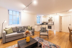 A modern apartment with a living room, dining area, and kitchen. - Bright 1BR flat in historic London. Sleeps 4  Just 2 mins from tube (Greater London)