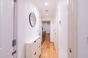 Interior - Bright 1BR flat in historic London. Sleeps 4  Just 2 mins from tube (Greater London)