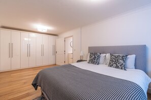 1 bedroom, iron/ironing board, travel cot, free WiFi - Bright 1BR flat in historic London. Sleeps 4  Just 2 mins from tube (Greater London)