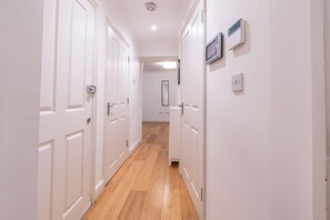 Interior - Bright 1BR flat in historic London. Sleeps 4  Just 2 mins from tube (Greater London)