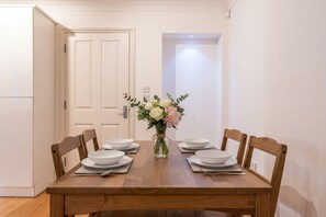 Dining - Bright 1BR flat in historic London. Sleeps 4  Just 2 mins from tube (Greater London)