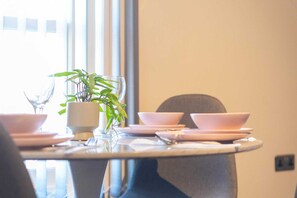 Dining - Stylish 1BR Getaway – Sleeps 2 with Fast WiFi (Manchester)