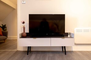 Living area - Stylish 1BR Getaway – Sleeps 2 with Fast WiFi (Manchester)
