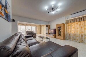 TV - A beautiful 3BR seafront w/ Terrace, WIFI & AC (St. Paul`s Bay)