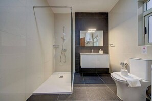 Hair dryer, towels - A beautiful 3BR seafront w/ Terrace, WIFI & AC (St. Paul`s Bay)