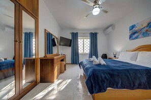 Desk, iron/ironing board, travel cot, WiFi - A beautiful 3BR seafront w/ Terrace, WIFI & AC (St. Paul`s Bay)