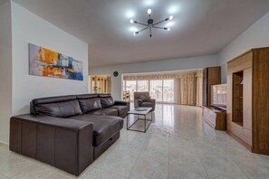 TV - A beautiful 3BR seafront w/ Terrace, WIFI & AC (St. Paul`s Bay)