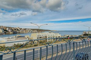 Property grounds - A beautiful 3BR seafront w/ Terrace, WIFI & AC (St. Paul`s Bay)
