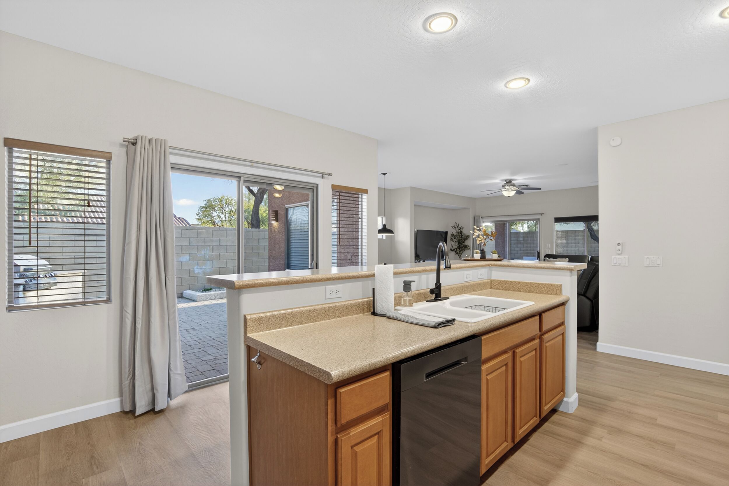 冰  箱、微波炉、烤箱、炉灶