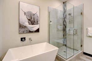 Douche, sèche-cheveux, serviettes fournies