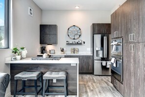 Køleskab, mikrobølgeovn, ovn, kogeplade