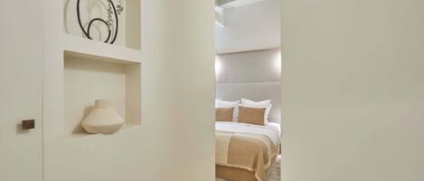 3 bedrooms, laptop workspace, iron/ironing board, bed sheets