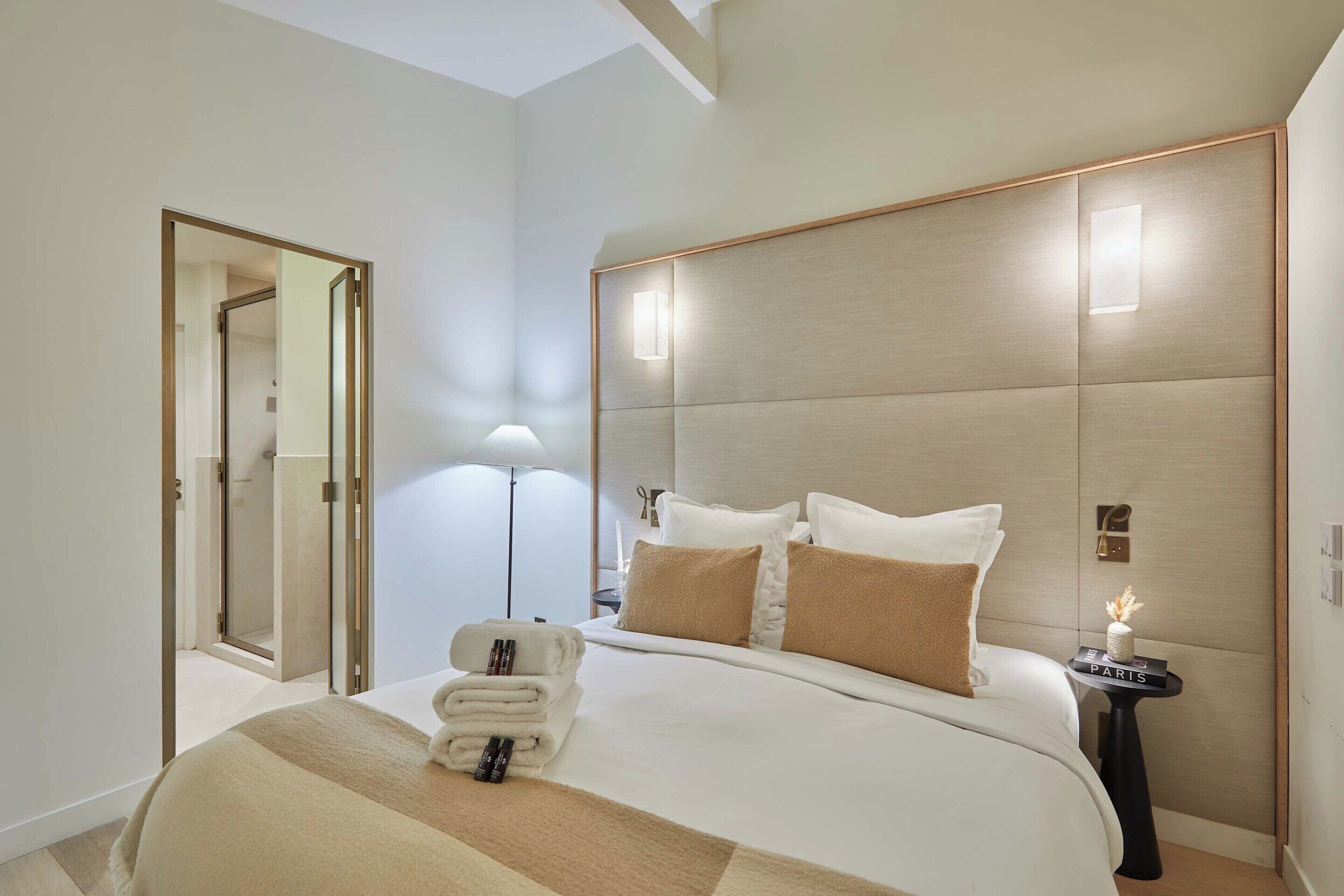 3 bedrooms, laptop workspace, iron/ironing board, bed sheets