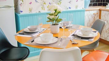 Hus, 2 soverom, røyk | Spisestue