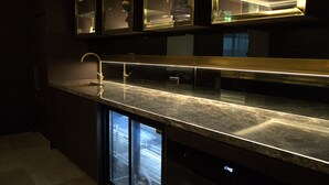 Geladeira, micro-ondas, fogão, cooktop