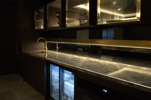 Fridge, microwave, oven, stovetop - Premium 2B2B CBD Apartment with Pool, Gym, Sauna & Jacuzzi + Woolworths On‑Site (Southbank)