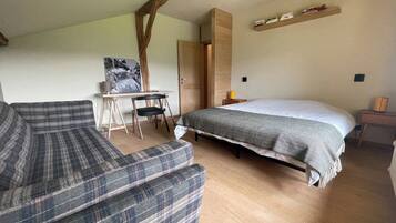 Iron/ironing board, internet, bed sheets