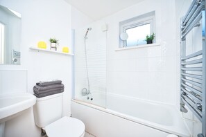 Haartrockner, Handtücher, Seife, Toilettenpapier