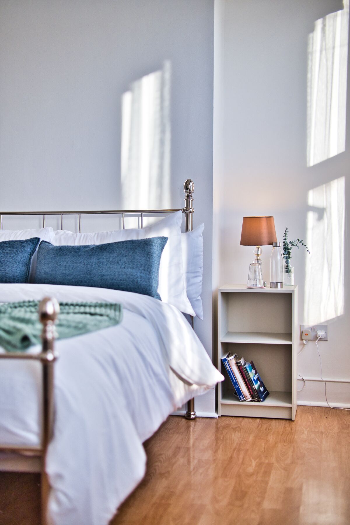 Iron/ironing board, bed sheets