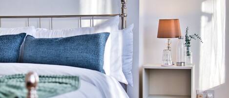 Iron/ironing board, bed sheets