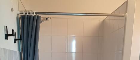 Serviettes fournies, savon, papier toilette