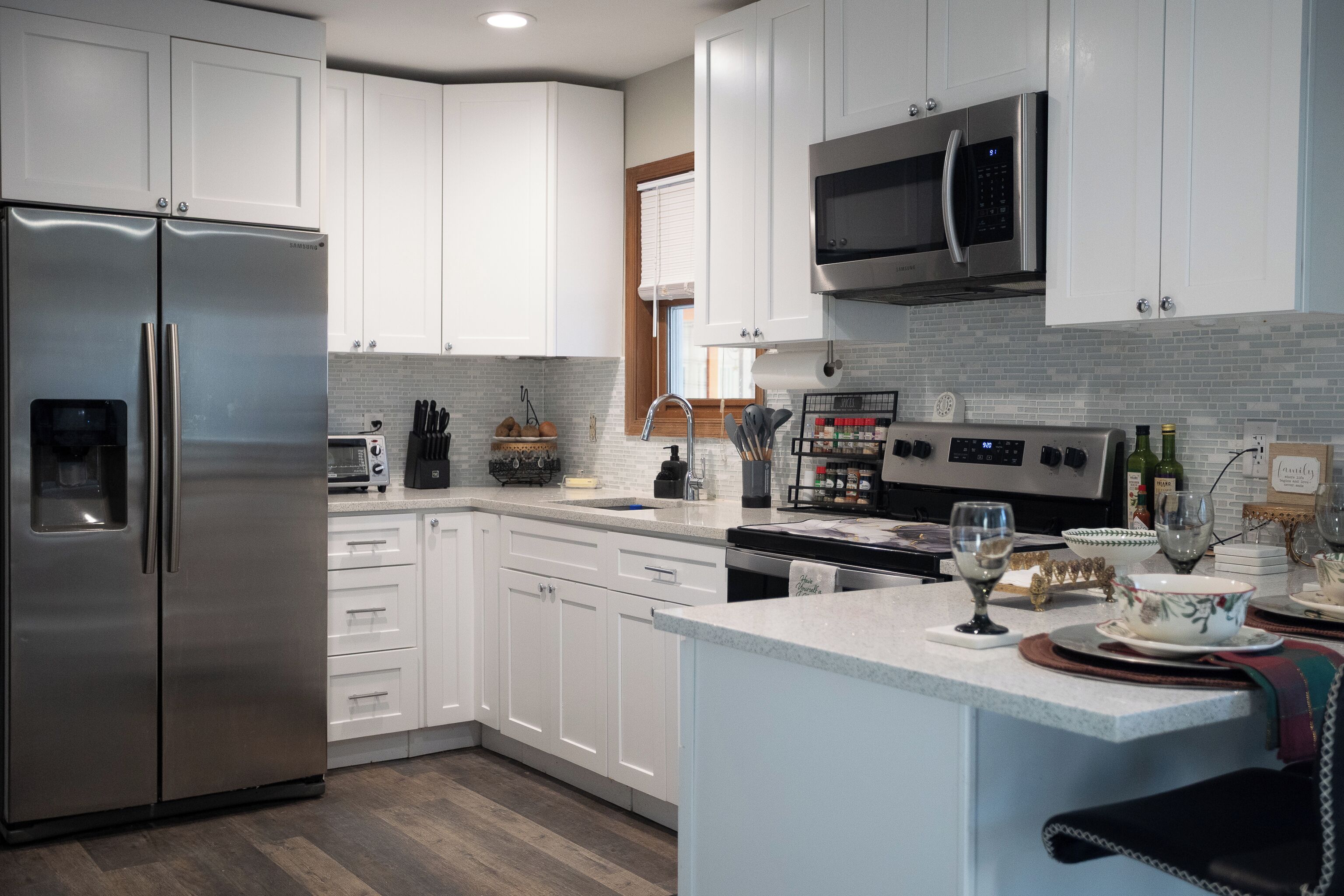 Kjøleskap, mikrobølgeovn, ovn og kokeplater