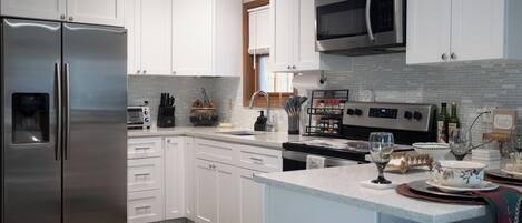 Kjøleskap, mikrobølgeovn, ovn og kokeplater