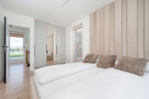 2 bedrooms, iron/ironing board, travel cot, WiFi - Kajdasza 1A Wrocław | Luxury Sky Jagodno Apartment with Jacuzzi | Parking & Terrace (Wrocław)