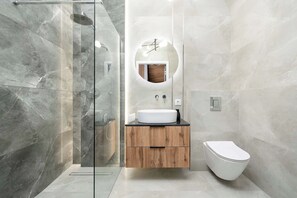 Een douche, een haardroger, handdoeken, shampoo