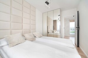 2 bedrooms, iron/ironing board, travel cot, WiFi - Elegant Apartment with Jacuzzi | Terrace and Private Parking (Wrocław)