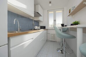 Fridge, microwave, stovetop, dishwasher - Spacious Apartment close to Old Town | Air Conditioning and Balcony (Warszawa)