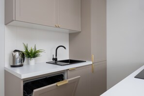 Kylskåp, ugn, spishäll och diskmaskin