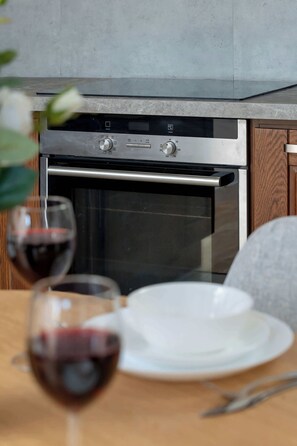 Geladeira, fogão, cooktop, cafeteira/chaleira