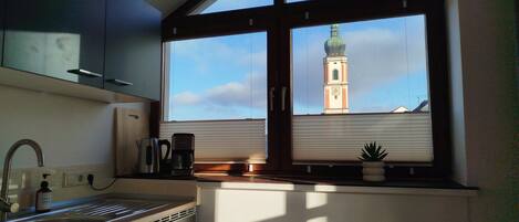 Kjøleskap, kokeplater, kaffetrakter/tekoker og vannkoker