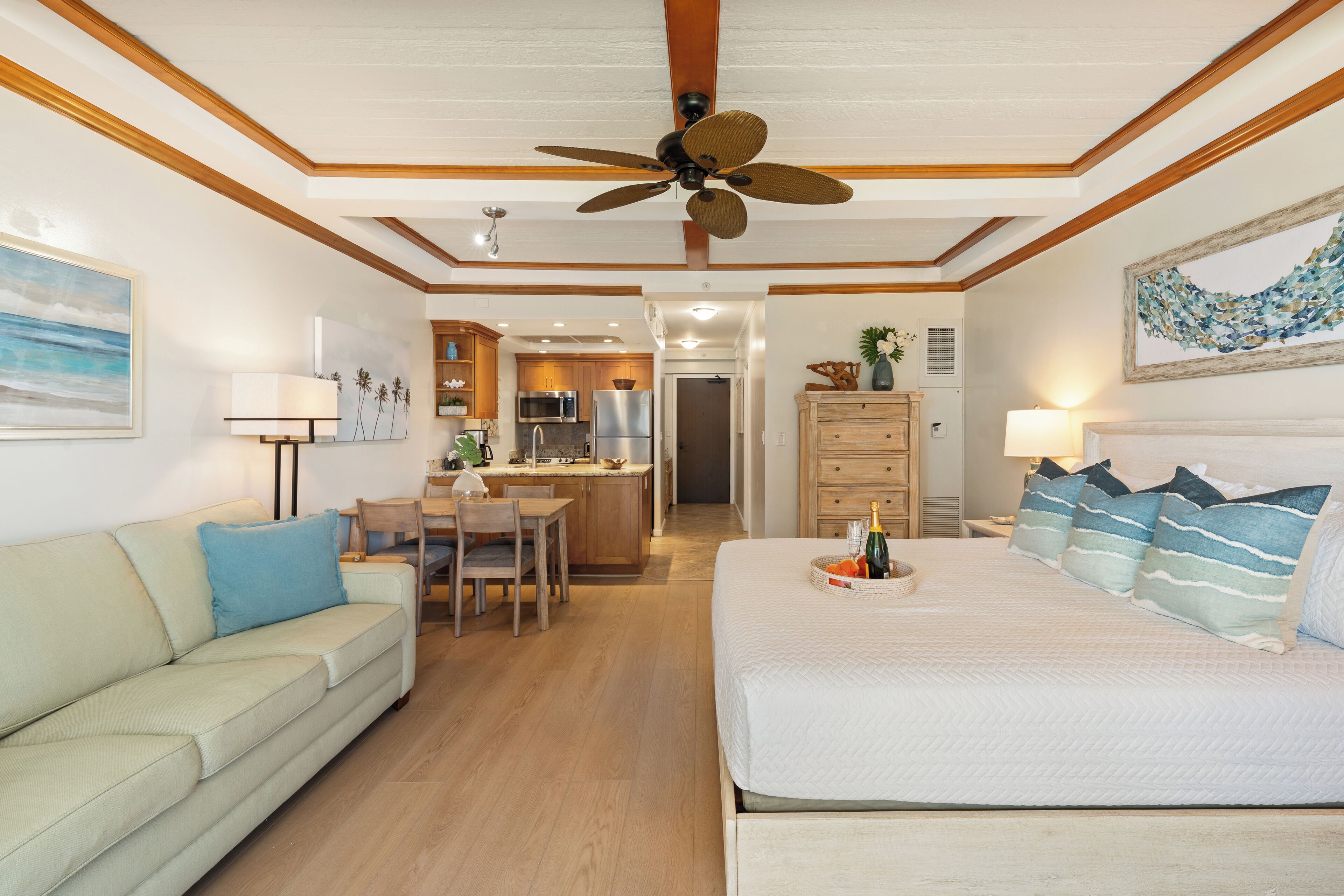 Une chambre d’hôtel comprenant un lit, un canapé, un coin repas et une cuisine.