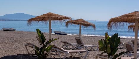 Liegestühle, Strandtücher