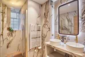 Apartment | Badezimmer | Haartrockner, Handtücher, Seife, Shampoo