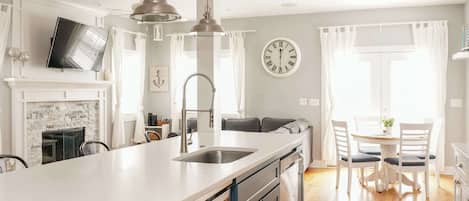 House, Multiple Beds, Kitchen, Garden View (Delavan Lakeside Retreat) | Interior