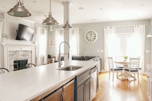 House, Multiple Beds, Kitchen, Garden View (Delavan Lakeside Retreat) | Interior