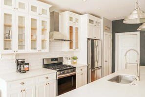 Nhà, nhiều giường, bếp, quang cảnh vườn (Delavan Lakeside Retreat) | Bếp riêng