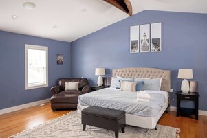 House, Multiple Beds, Kitchen, Garden View (Delavan Lakeside Retreat) | 5 bedrooms, individually decorated, individually furnished, bed sheets