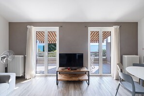 TV - Modern apartment in a lakefront residence with pool (Padenghe sul Garda)