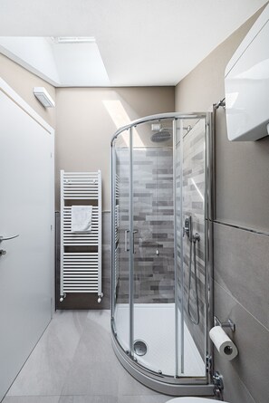 Shower, hair dryer, bidet, towels - Modern apartment in a lakefront residence with pool (Padenghe sul Garda)