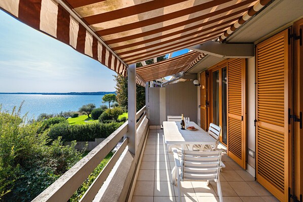 Outdoor dining - Modern apartment in a lakefront residence with pool (Padenghe sul Garda)