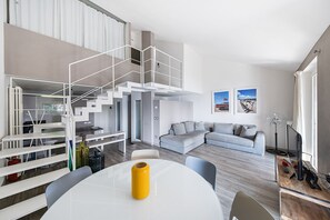 TV - Modern apartment in a lakefront residence with pool (Padenghe sul Garda)