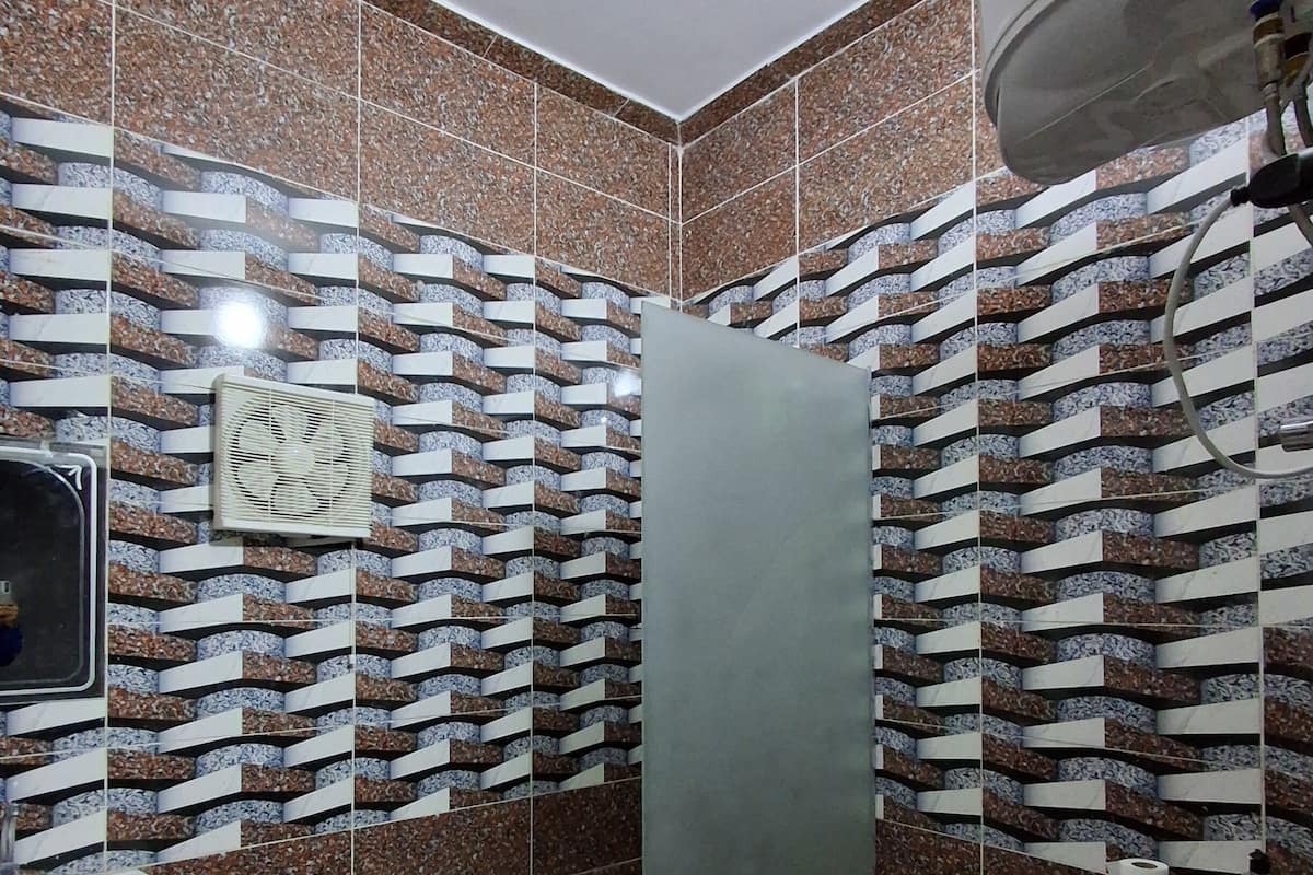 Habitación básica | Baño | Secador de pelo, toallas, jabón y champú