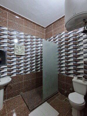 Habitación básica | Baño | Secador de pelo, toallas, jabón y champú