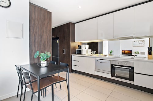 Luxury 2-bed Apartment in Melbourne's Heart