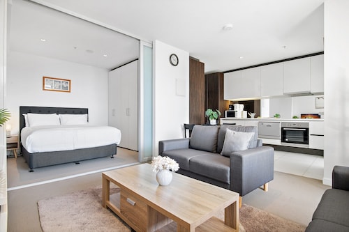 Luxury 2-bed Apartment in Melbourne's Heart