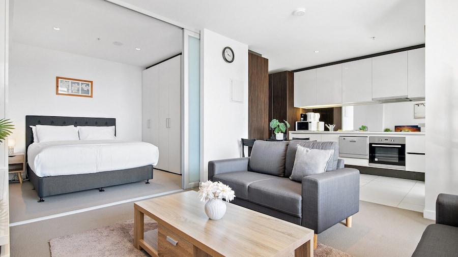 Luxury 2-bed Apartment in Melbourne's Heart